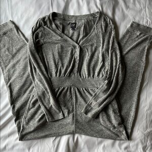 Ultra-cozy Gray Gap Women’s Jumpsuit Sz XS Long Sleeves Three Button V Neck